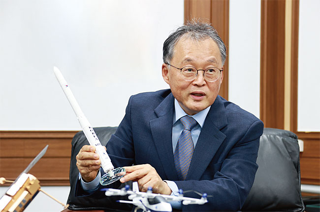 이상률 한국항공우주연구원 원장 서울대 항공공학 학사, 프랑스 국립항공우주대 발사체·인공위성 전문석사, 프랑스 폴사바티에대 자동제어학 박사, 전 항우연 항공우주시스템 연구소장, 전 항우연 달탐사사업단장 / 사진 한국항공우주연구원