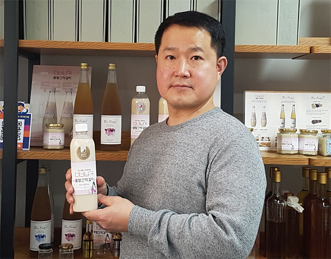 김성욱 벗드림양조장 대표 2018년 11월 부산에서 벗드림농업회사법인(양조장) 설립 / 벗드림양조장 김성욱 대표가 올해 대한민국주류대상에서 막걸리 부문 최고상인 ‘올해의 술’ 상을 받은 ‘볼빨간막걸리10’을 소개하고 있다. 사진 박순욱 조선비즈 선임기자
