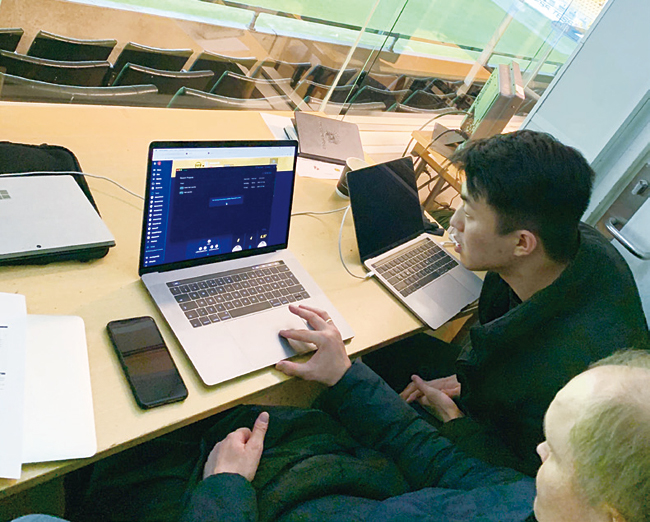 강현욱 비프로컴퍼니 대표가 ‘비프로11’으로 축구 경기를 분석하고 있다. 사진 비프로컴퍼니