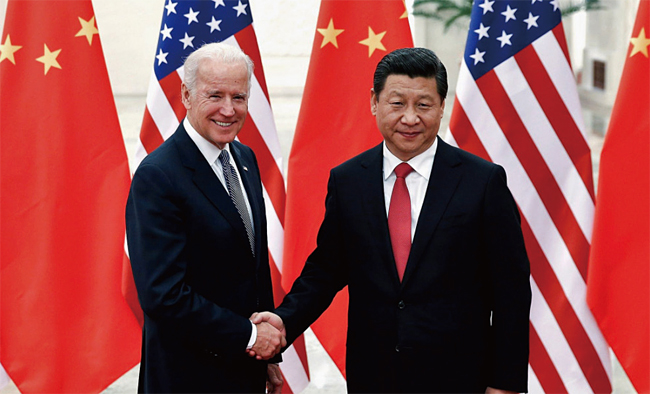 2013년 12월 당시 부통령이던 조 바이든(왼쪽) 미국 대통령이 중국 베이징을 방문해 시진핑 국가주석과 인민대회당에서 만나 악수하는 모습. 사진 로이터연합