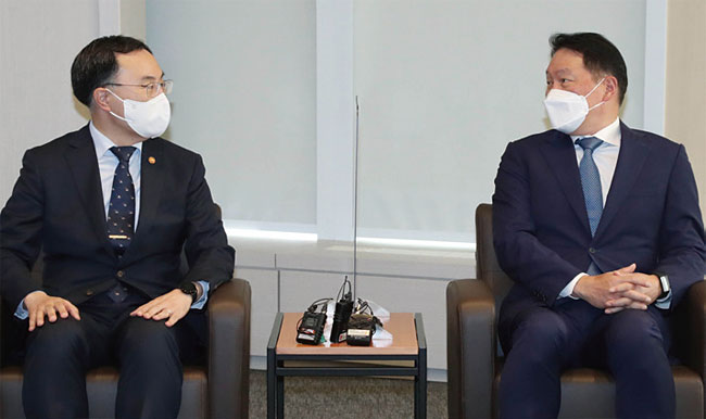 문승욱(왼쪽) 장관과 최태원 회장. 사진 연합뉴스