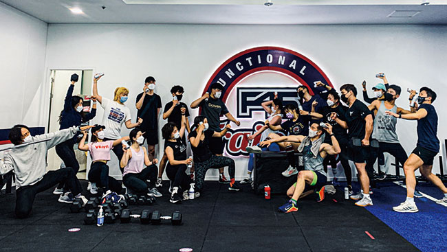 하루 운동의 끝을 알리는 단체 사진 촬영. 사진 F45