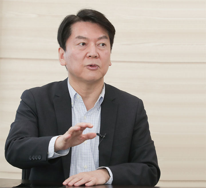 안철수 국민의당 대표 서울대 의학 학·석·박사, 미국 펜실베이니아대 공학 석사, 와튼스쿨 경영학 석사, 안철수연구소 창업, 전 카이스트 기술경영전문대학원 석좌교수, 전 서울대 융합과학기술대학원장, 제19·20대 국회의원