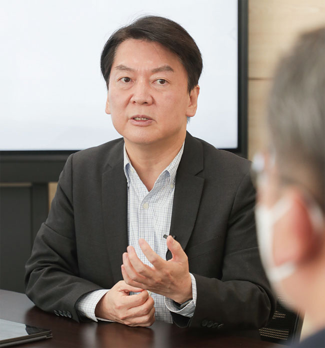 안철수 국민의당 대표가 5월 11일 서울 여의도 국민의당 당사에서 조선비즈와 인터뷰하고 있다. 사진 조선비즈 DB