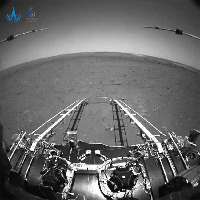 주룽의 전면 카메라가 촬영한 화성. 사진 중국국가항천국