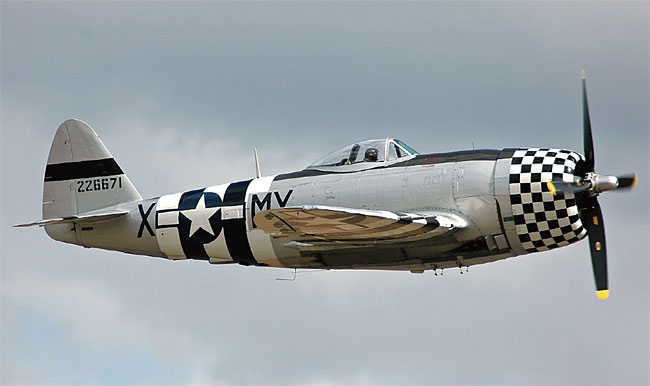 제2차 세계대전 당시 최고의 전투기 중 하나였던 P-47. 그런데 처음 등장했을 당시에 조종사들이 둔해 보인다며 탑승을 꺼려 했다. 이처럼 무기의 세계에서도 의외로 외모로 판단하는 경향이 있다. 사진 위키피디아