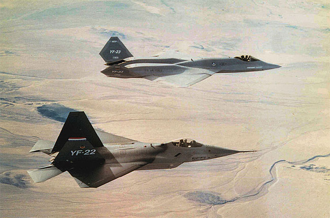 합동 비행 중인 YF-22(앞쪽)와 YF-23. 성능은 막상막하였지만 스텔스 기능을 극대화한, 시대를 앞선 디자인 때문에 기동력이 떨어진다는 평가를 받은 YF-23가 경쟁에선 패했다. 사진 위키피디아
