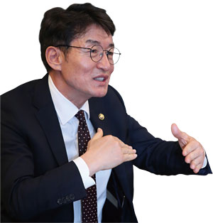 류근관 통계청장 서울대 경제학 석사, 미국 스탠퍼드대 통계학 석사, 경제학 박사, 전 한국응용경제학회장, 전 서울대 경제연구소 소장 / 사진 조선비즈 DB