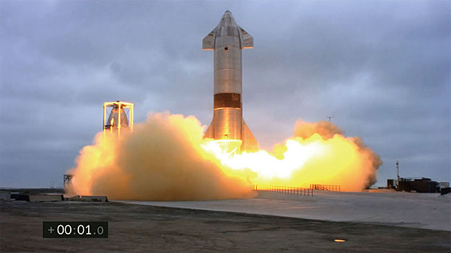 다섯 번째 시도 만에 지상 착륙에 성공한 스페이스X의 화성 유인 탐사선 스타십 시제품. 사진 AFP연합