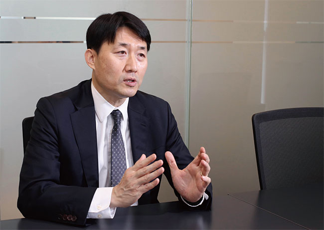 법무법인 린의 윤현상 미국 변호사가 6월 2일 오후 서울 서초동 사무실에서 미국 방산 업체와 한국 정부 간 소송에 대해 설명하고 있다. 사진 채승우 객원기자