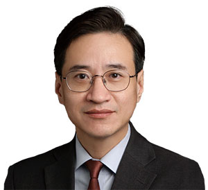 조상욱 법무법인 율촌 변호사 서울대 법대, 사법시험 38회, 사법연수원 28기, 미국 코넬대 로스쿨, 현 법무법인 율촌 노동팀장, 현 노동법이론실무학회 부회장, 현 고용노동부 자문변호사