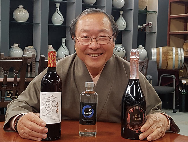 이종기 오미나라 대표 전 디아지오코리아 부사장, 위스키 윈저·골든블루 등 개발 / 이종기 오미나라 대표가 술 제조 방법에 대해 설명하고 있다. 사진 박순욱 조선비즈 선임기자