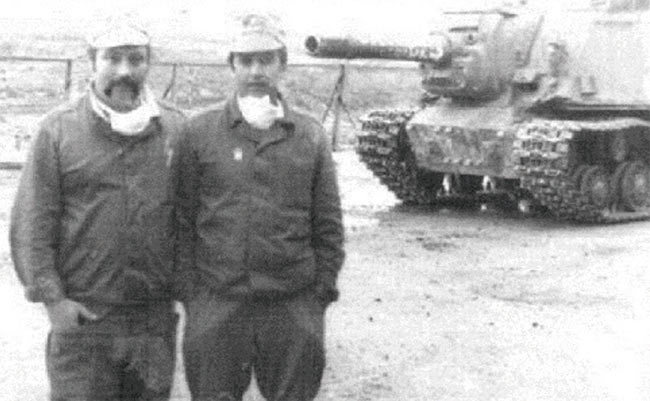 체르노빌 원전 사고 복구에 사용하기 위해 박물관에서 차출한 ISU-152 자주포와 이를 조종한 직원들. 사진 월드워투애프터월드워투