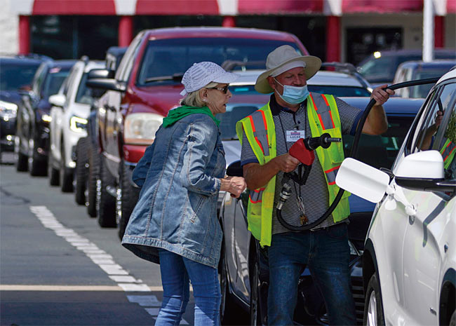 해킹으로 미국 콜로니얼 파이프라인의 가동이 중단된 여파로 차량들이 주유하기 위해 장사진을 치고 있다. 사진 AP연합