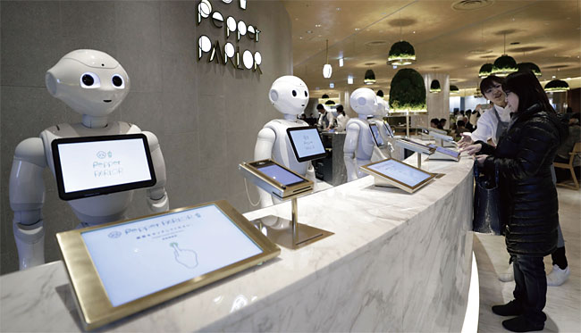 일본 도쿄의 한 카페에서 소프트뱅크의 휴머노이드 로봇 ‘페퍼’가 음료 주문을 받고 있다. 사진 블룸버그