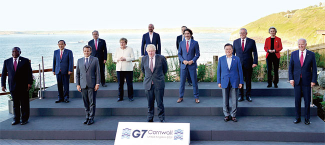 G7 정상들과 초청국 정상들이 기념사진을 촬영하고 있다. 사진 연합뉴스