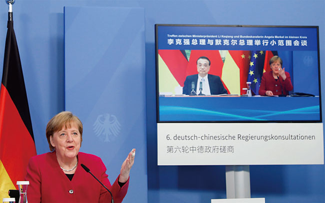 중국과 화상회의 중인 메르켈 독일 총리. 사진 로이터연합