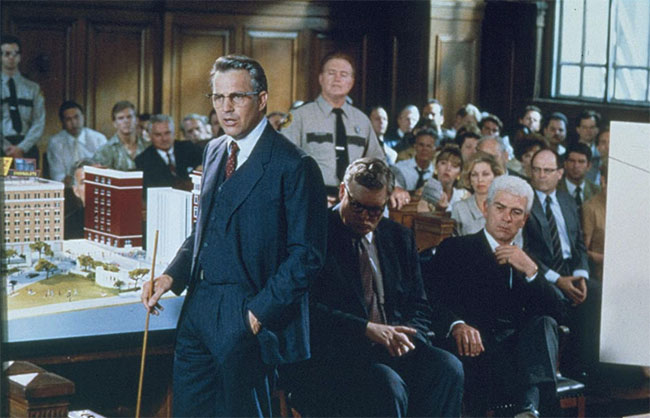영화 ‘JFK’는 짐 게리슨 검사가 쓴 ‘JFK: 케네디 대통령 암살의 진상’을 바탕으로, 무기 사업을 둘러싼 권력형 범죄라는 시각에서 사건을 풀어간다. 사진 IMDB