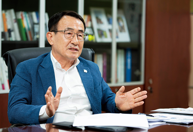 허성룡 화승코퍼레이션 대표는 “고무와 화학 소재를 개발할 수 있는 능력을 지닌 덕분에 전기차 전환에 빠르게 대응할 수 있다”고 말했다. 사진 화승코퍼레이션