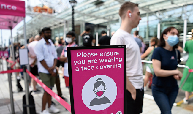 영국의 대형 관람차 ‘런던 아이’ 입구에 마스크 착용 안내문이 게시돼 있다. 사진 EPA연합
