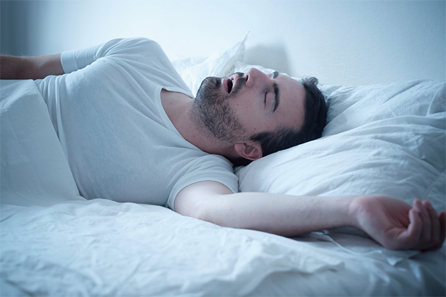 심한 코골이는 수면 중 호흡 곤란으로 이어지며 건강에 문제를 일으킨다.