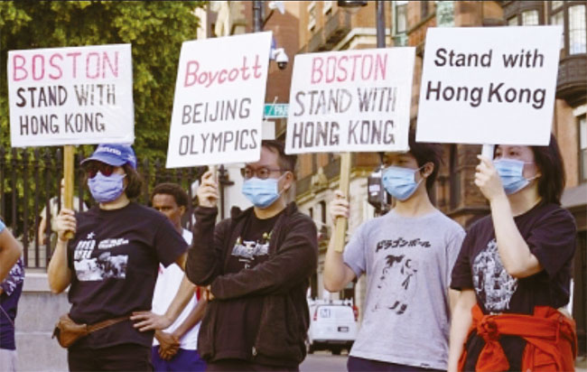 6월 23일 미국 보스턴 시내에서 인권 활동가들이 2022년 2월 4일 개막하는 베이징동계올림픽 보이콧을 촉구하는 시위를 벌이고 있다. 사진 AP연합