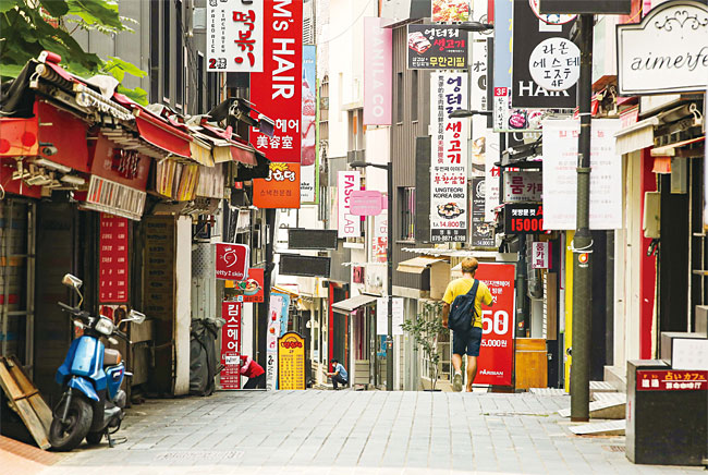 사회적 거리 두기 4단계가 적용된 첫날인 7월 12일 서울 명동 거리가 한산하다. 사진 연합뉴스