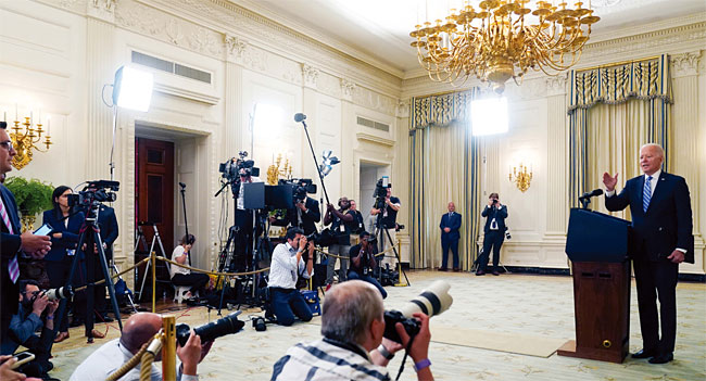 조 바이든 미국 대통령이 7월 19일(현지시각) 워싱턴 D.C. 백악관의 ‘스테이트 다이닝 룸’에서 취임 6개월 연설 전 포즈를 취하고 있다. 사진 AP연합