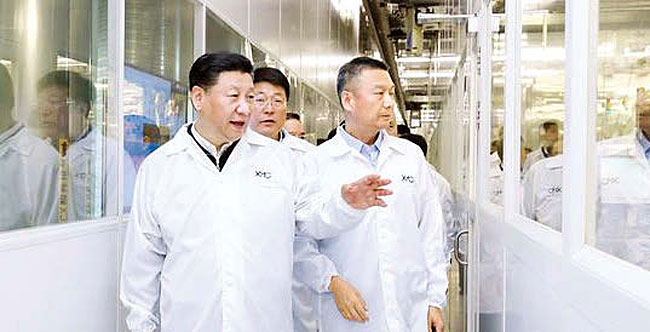 시진핑(왼쪽) 중국 국가주석이 2018년 4월 칭화유니 반도체 공장을 둘러보고 있다. 사진 신화연합