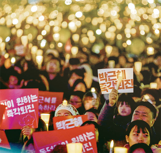 무력으로 천하를 차지한 한고조 유방은 무력으로 천하를 다스리겠다는 당초 고집을 버리고 과감하게 문치를 추진, 왕조 200년의 기틀을 다졌다. 이에 반해 현 정권은 ‘촛불’로 정권을 잡았다고 임기 내내 ‘촛불’을 내세워 왔다. 사진은 2016년 12월 17일 서울 광화문 광장에서 열린 박근혜 정권 퇴진 비상국민행동 8차 촛불집회. 사진 조선일보 DB