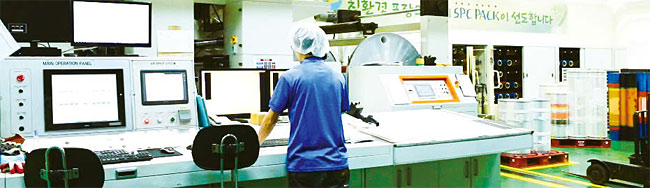 충북 청주 SPC팩 공장에서 친환경 플렉소(FLEXO) 인쇄기로 포장재를 생산하고 있다. 사진 SPC그룹