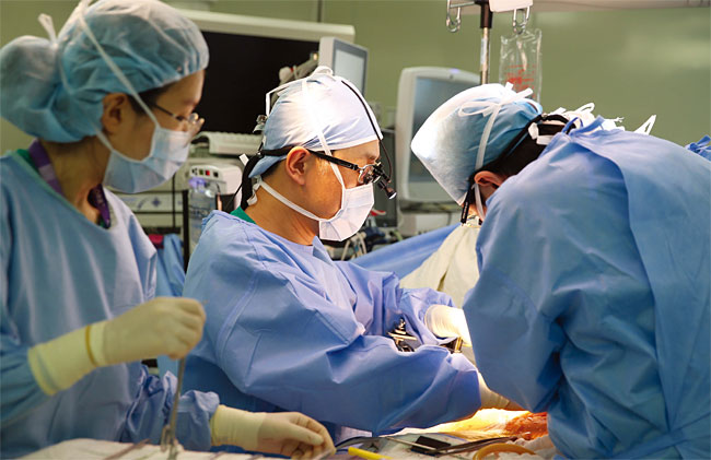 서울아산병원 간이식·간담도외과 송기원(가운데) 교수가 간이식 수술을 집도하고 있다. 사진 서울아산병원