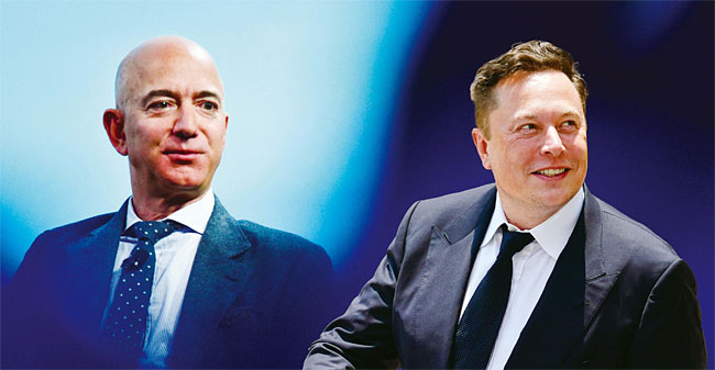 제프 베이조스(왼쪽) 아마존 창업자와 일론 머스크 테슬라 최고경영자(CEO). 사진 연합뉴스