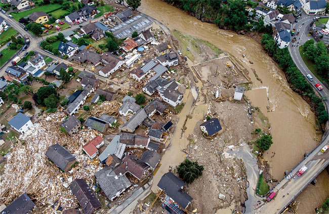 7월 15일(현지시각) 독일 슐트 지역을 강타한 홍수로 강이 범람해 집과 농경지가 휩쓸렸다. 사진 AP연합