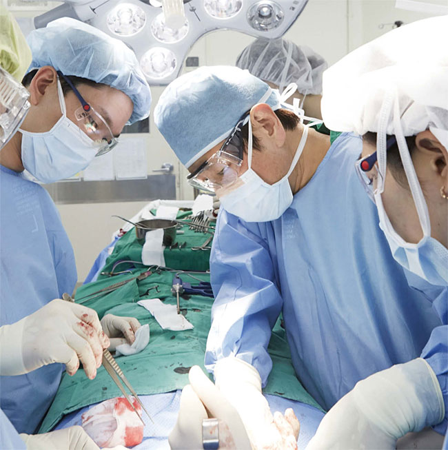 수술을 집도하고 있는 연세대 강남세브란스병원 갑상선내분비외과 장항석(가운데) 교수. 사진 강남세브란스병원