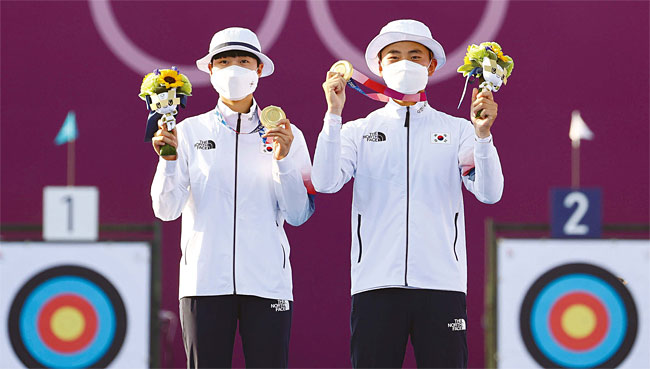 7월 24일 도쿄올림픽 양궁 혼성단체전에서 우승해 금메달을 목에 건 안산(20·왼쪽)과 김제덕(17). 사진 연합뉴스