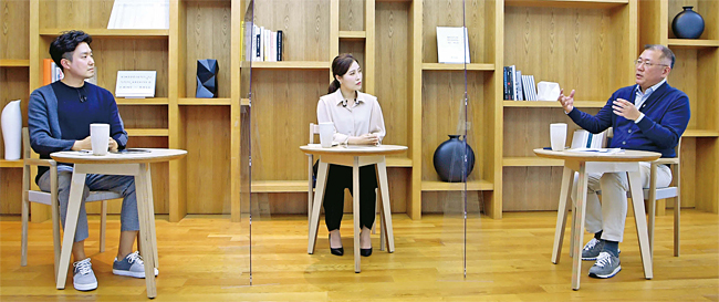 정의선(맨 오른쪽) 현대차그룹 회장은 경영 구루 피터 드러커의 저서 ‘최고의 질문’을 추천했다. 사진은 지난 3월 직원들과 타운홀 미팅을 진행하는 정 회장. 사진 현대차그룹