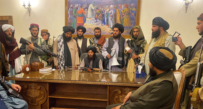 아프가니스탄의 반(反)정부 무장세력 탈레반은 8월 15일(현지시각) 수도 카불로 진격해 대통령궁을 장악했다. 탈레반 지도자들이 해외로 도피한 아슈라프 가니 아프가니스탄 대통령 집무실에서 기념 사진을 찍고 있다. 사진 AP연합