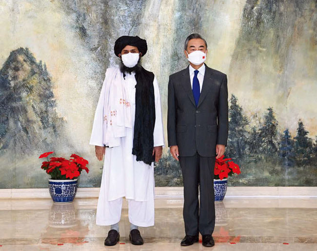 왕이(오른쪽) 중국 외교 담당 국무위원 겸 외교부장은 7월 28일(현지시각) 중국 톈진에서 탈레반의 2인자 물라 압둘 가니 바라다르와 회담을 했다. 사진 중국 외교부