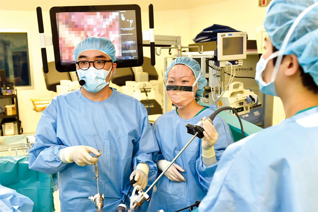 김진(왼쪽 첫 번째) 고려대 안암병원 대장항문외과 교수가 홍콩 중문의대 의료진 및 홍콩 외과 의사들을 대상으로 직장암 로봇수술을 시연하고 있다. 사진 고려대 안암병원
