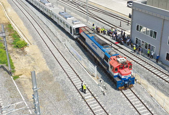 새로 만든 서울지하철 전동차가 8월 20일 우진산전 철도차량 종합시험센터(TTC)에서 서울로 출발하고 있다. 사진 우진산전