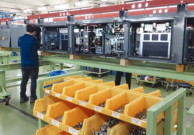 8월 23일 우진산전 괴산공장에서 직원이 인버터·컨버터 제품을 만들고 있다. 사진 권오은 기자