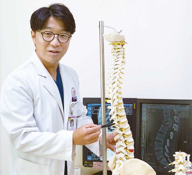 오재근 한림대성심병원 척추센터 센터장 연세대 의대, 미국 컬럼비아대 연수교수, 현 한림대성심병원 수련교육부장 / 사진 한림대성심병원
