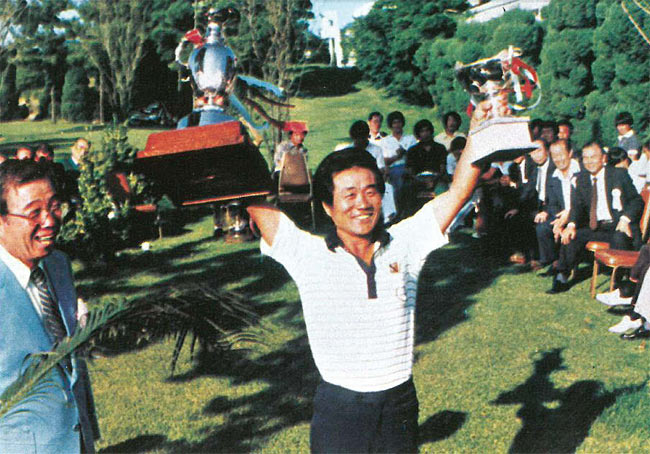 1981년 제1회 대회 우승자 한장상(가운데)과 시상자 고(故) 이희건 전 신한은행 명예회장. 사진 신한금융그룹