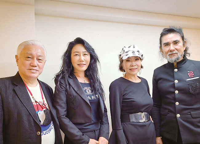 영화배우 출신 패션 디자이너인 김나무(맨 왼쪽) CFM 대표가 시니어 모델 지망생들과 사진 촬영을 하고 있다. 사진 김문관 기자