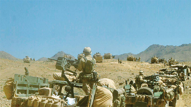2004년 아프가니스탄의 수도 카불 남부의 시아커브칼라이에서 작전을 벌이는 미국 해병대. 미국이 아프가니스탄을 침공한 가장 큰 이유는 탈레반 축출보다 알 카에다 와 오사마 빈 라덴 제거였다. 사진 위키피디아