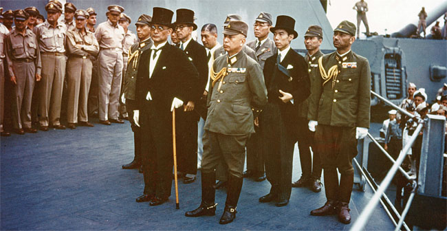 1945년 9월 2일,도쿄만에 정박한 전함 미주리에서 벌어진 항복 조인식에 참석한 일본 대표단. 시간이 흘러 제 2차 세계대전은 미국이 군사적으로 승리하고 점령지 지배에도 성공한 드문 사례로 남게 되었다. 사진 위키피디아