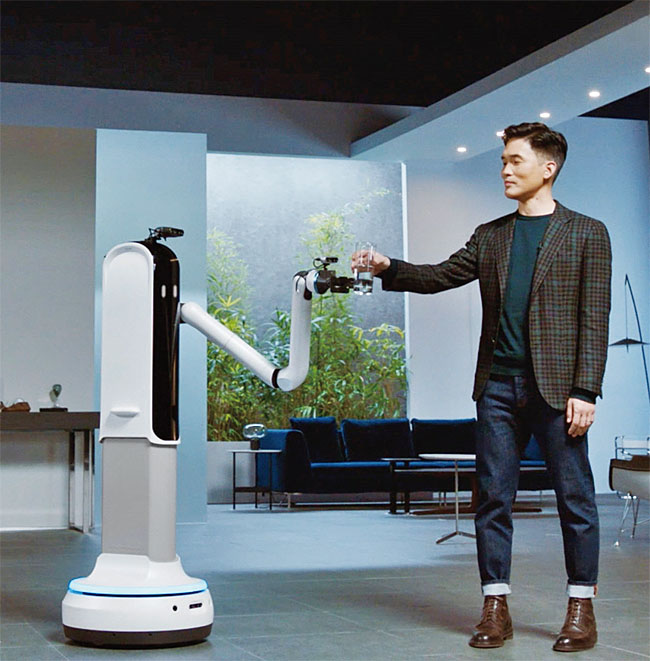 승현준 삼성리서치 사장이 CES 2021에서 소개한 가정용 서비스 로봇 ‘삼성봇 핸디’. 사진 삼성전자