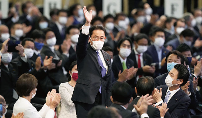 기시다 후미오(가운데) 전 자민당 정조회장이 9월 29일 일본 도쿄에서 열린 자민당 총재 선거에서 당선된 후 손을 들어 인사하고 있다. 사진 연합뉴스