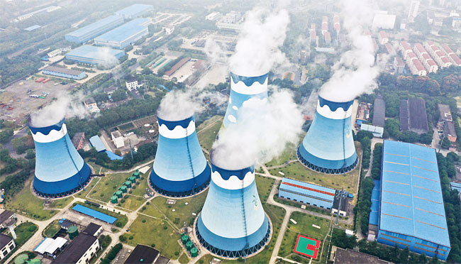 9월 27일 중국 장쑤성 난징에 있는 화력발전소 냉각탑이 증기를 내뿜고 있다. 사진 AP연합